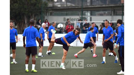 Entrenamiento de las leyendas del Barcelona previó al compromiso con las leyendas de la Selección Colombia. Entrenamiento de las leyendas del Barcelona previó al compromiso con las leyendas de la Selección Colombia.