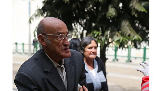 Un grupo de adultos mayores con recursos limitados protestan por la falta de apoyo económico durante la cuarentena en Bogotá.  Foto: Juan David Moreno/ Anadolu