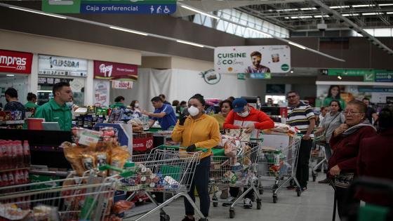 La población general teme la escasez de alimentos, pero los supermercados indican que "hay suficiente para todos".  Foto: Juancho Torres/ Anadolu