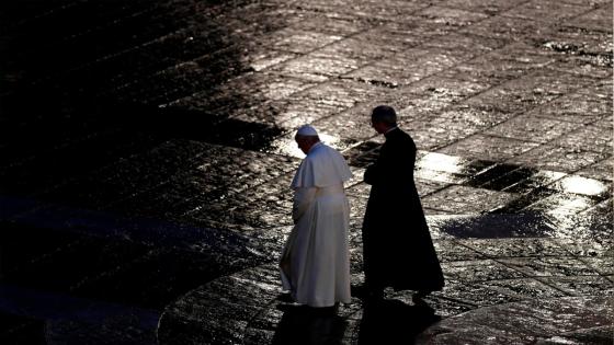 Con esta bendición el papa concedió a la población mundial el perdón de sus culpas, en un momento difícil donde las personas se encuentran aisladas y enfermas por el Covid-19.