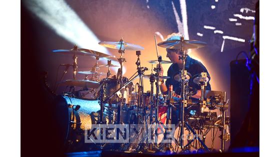 Bogotá fue la primera escala de la gira ‘Gracias Totales’, que recorrerá varias ciudades de Latinoamérica y Estados Unidos, reafirmando el legado de ser la banda de rock en español más grande e influyente, pero sobre todo, rendirle tributo a la memoria, alma, corazón y talento de Soda Stereo, su líder Gustavo Cerati. Bogotá fue la primera escala de la gira ‘Gracias Totales’, que recorrerá varias ciudades de Latinoamérica y Estados Unidos, reafirmando el legado de ser la banda de rock en español más grande e influyente, pero sobre todo, rendirle tributo a la memoria, alma, corazón y talento de Soda Stereo, su líder Gustavo Cerati.