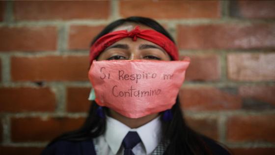 Un grupo de estudiantes diseña sus propios tapabocas en la escuela Julio César Turbay ubicada en el área urbana del municipio de Soacha. Foto: Juancho Torres/ Anadolu Un grupo de estudiantes diseña sus propios tapabocas en la escuela Julio César Turbay ubicada en el área urbana del municipio de Soacha. Foto: Juancho Torres/ Anadolu