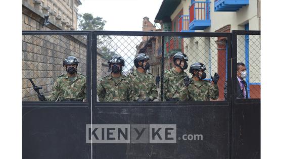 A menos de 12 horas para inicie la cuarentena nacional decretada por el presidente Iván Duque y que durará 19 días, decenas de personas se aglomeraron en la Plaza de Bolívar de Bogotá para exigir un diálogo con la alcaldesa Claudia López.   Foto: Andrés Lozano/ Kienyke.com