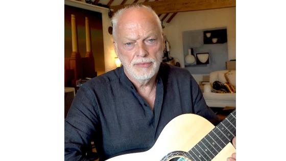 David Gilmoure toca instrumentos como el bajo, el teclado, la gaita y la bateria.