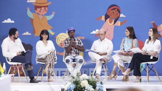 Conversatorio Agenda Prevención de Violencias con Lucas Gómez García, consultor PNUD; Iván Darío González Ortiz, Ministro (e) de Salud; Juliana Pungiluppi Leyva, Directora del ICBF; Carolina Salgado Lozano, Consejera Presidencial para la Niñez yAdolescencia; Constanza Alarcón Párraga, Viceministra de Educación Preescolar, Básica y Media, y Emo Way, artista cartagenero.