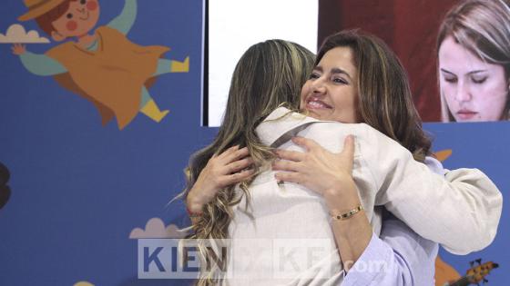 Entrega a todas las Primeras Damas del símbolo por la “Niñez, nuestra causa”. Entrega a todas las Primeras Damas del símbolo por la “Niñez, nuestra causa”.