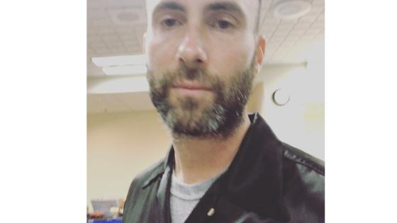 Así luce Adam Levine en redes sociales.