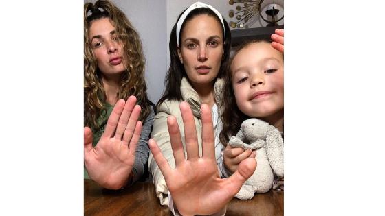 La actriz Juliana Galvis y su familia se une al #Yomequedoencasa. 