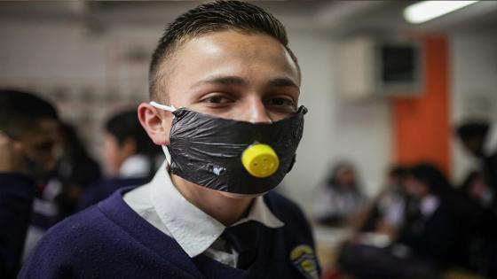 Un grupo de estudiantes diseña sus propios tapabocas en la escuela Julio César Turbay ubicada en el área urbana del municipio de Soacha. Foto: Juancho Torres/ Anadolu Un grupo de estudiantes diseña sus propios tapabocas en la escuela Julio César Turbay ubicada en el área urbana del municipio de Soacha. Foto: Juancho Torres/ Anadolu