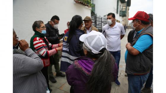 Un grupo de adultos mayores con recursos limitados protestan por la falta de apoyo económico durante la cuarentena en Bogotá.  Foto: Juan David Moreno/ Anadolu