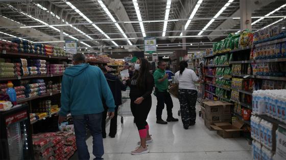 La población general teme la escasez de alimentos, pero los supermercados indican que "hay suficiente para todos". Foto: Juancho Torres/ Anadolu La población general teme la escasez de alimentos, pero los supermercados indican que "hay suficiente para todos". Foto: Juancho Torres/ Anadolu