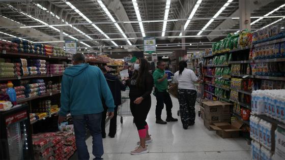 La población general teme la escasez de alimentos, pero los supermercados indican que "hay suficiente para todos".  Foto: Juancho Torres/ Anadolu