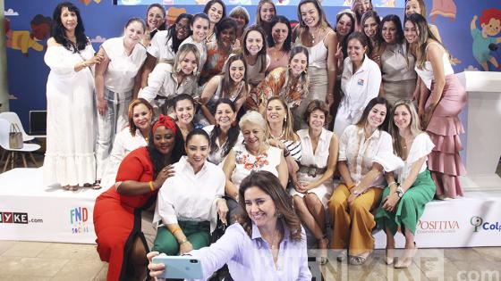 Selfie encabezada por la Primera dama de Colombia, María Juliana Ruiz con todas las gestoras sociales del país.