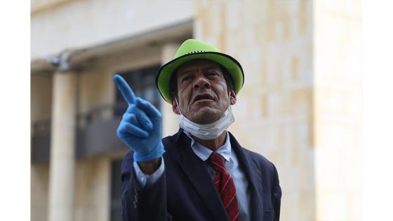 Un grupo de adultos mayores con recursos limitados protestan por la falta de apoyo económico durante la cuarentena en Bogotá. Foto: Juan David Moreno/ Anadolu Un grupo de adultos mayores con recursos limitados protestan por la falta de apoyo económico durante la cuarentena en Bogotá. Foto: Juan David Moreno/ Anadolu