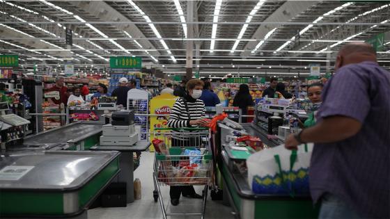 La población general teme la escasez de alimentos, pero los supermercados indican que "hay suficiente para todos".  Foto: Juancho Torres/ Anadolu