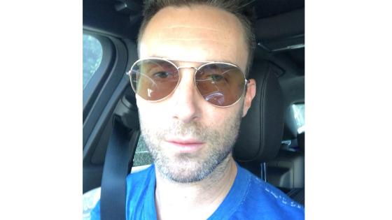 Así luce Adam Levine en redes sociales.