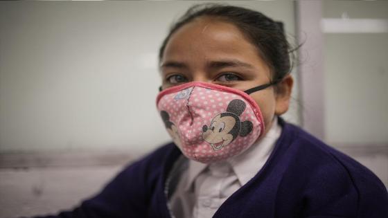 Un grupo de estudiantes diseña sus propios tapabocas en la escuela Julio César Turbay ubicada en el área urbana del municipio de Soacha. Foto: Juancho Torres/ Anadolu Un grupo de estudiantes diseña sus propios tapabocas en la escuela Julio César Turbay ubicada en el área urbana del municipio de Soacha. Foto: Juancho Torres/ Anadolu
