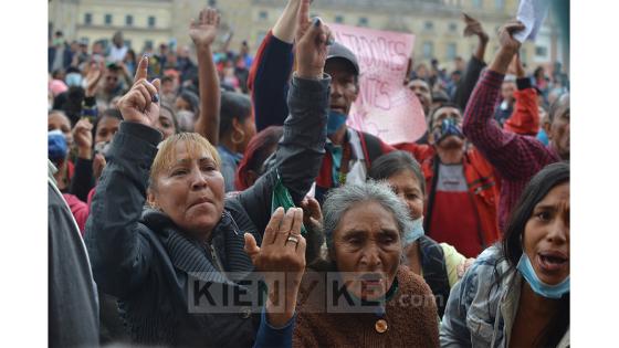 A menos de 12 horas para inicie la cuarentena nacional decretada por el presidente Iván Duque y que durará 19 días, decenas de personas se aglomeraron en la Plaza de Bolívar de Bogotá para exigir un diálogo con la alcaldesa Claudia López.   Foto: Andrés Lozano/ Kienyke.com