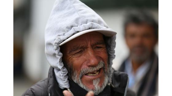 Un grupo de adultos mayores con recursos limitados protestan por la falta de apoyo económico durante la cuarentena en Bogotá.  Foto: Juan David Moreno/ Anadolu