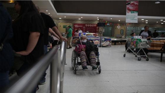 La población general teme la escasez de alimentos, pero los supermercados indican que "hay suficiente para todos".  Foto: Juancho Torres/ Anadolu