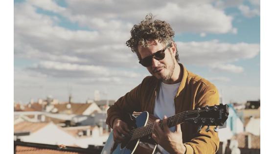 Dos años después consigue firmar su primer contrato con Sony Music. Dos años después consigue firmar su primer contrato con Sony Music.