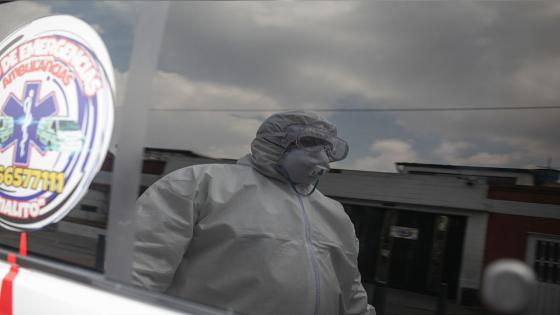 Los equipos de emergencia médica han estado trabajando arduamente para ayudar a las personas con síntomas de coronavirus en Bogotá.  Foto: Juancho Torres