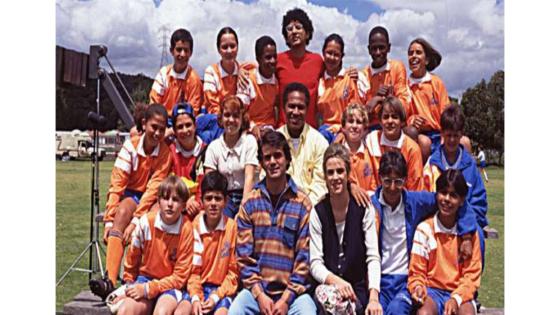 ‘De pies a cabeza’ era un programa de televisión colombiana que estuvo al aire desde 1993 hasta 1997 por el Canal A. El argumento era era la historia de un ex jugador colombiano que volvía al barrio donde creció con el fin de formar un equipo de fútbol infantil, la serie relata las hazañas y experiencias de cada uno de los integrantes del equipo y sus familias. ‘De pies a cabeza’ era un programa de televisión colombiana que estuvo al aire desde 1993 hasta 1997 por el Canal A. El argumento era era la historia de un ex jugador colombiano que volvía al barrio donde creció con el fin de formar un equipo de fútbol infantil, la serie relata las hazañas y experiencias de cada uno de los integrantes del equipo y sus familias.
