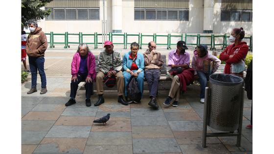 Un grupo de adultos mayores con recursos limitados protestan por la falta de apoyo económico durante la cuarentena en Bogotá.  Foto: Juan David Moreno/ Anadolu