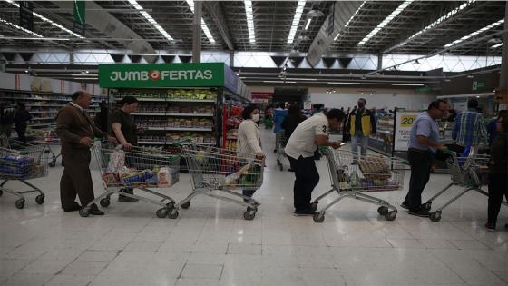 La población general teme la escasez de alimentos, pero los supermercados indican que "hay suficiente para todos".  Foto: Juancho Torres/ Anadolu