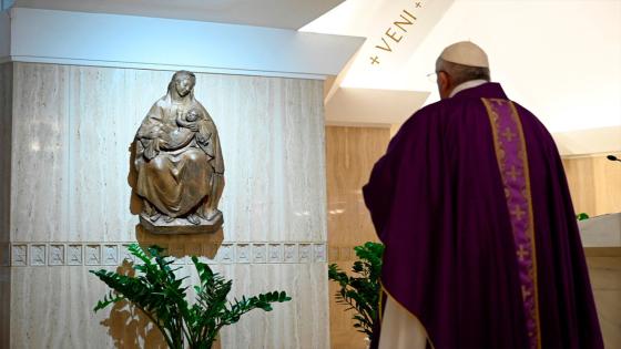 Durante la ceremonia se leyó el evangelio según San Marcos,"nos sorprendió una tormenta inesperada", dijo el papa Francisco, como a los discípulos del pasaje bíblico. "En esta barca estamos todos, como esos discípulos que hablan con una única voz, y con angustia dicen 'estamos perdidos", añadió. Durante la ceremonia se leyó el evangelio según San Marcos,"nos sorprendió una tormenta inesperada", dijo el papa Francisco, como a los discípulos del pasaje bíblico. "En esta barca estamos todos, como esos discípulos que hablan con una única voz, y con angustia dicen 'estamos perdidos", añadió.