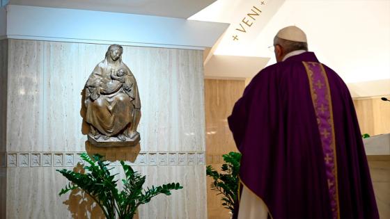 Durante la ceremonia se leyó el evangelio según San Marcos,"nos sorprendió una tormenta inesperada", dijo el papa Francisco, como a los discípulos del pasaje bíblico. "En esta barca estamos todos, como esos discípulos que hablan con una única voz, y con angustia dicen 'estamos perdidos", añadió.