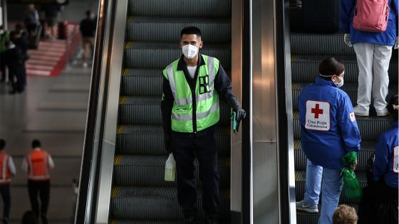 Más de 200 pasajeros de origen chileno y argentino se encuentran atrapados durante varios días en el Aeropuerto Internacional, en medio del simulacro de aislamiento obligatorio como medida preventiva contra la propagación del COVID-19 .  Foto: Juancho Torres/ Anadolu