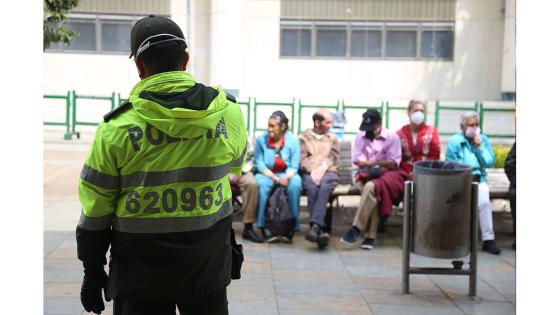 Un grupo de adultos mayores con recursos limitados protestan por la falta de apoyo económico durante la cuarentena en Bogotá. Foto: Juan David Moreno/ Anadolu Un grupo de adultos mayores con recursos limitados protestan por la falta de apoyo económico durante la cuarentena en Bogotá. Foto: Juan David Moreno/ Anadolu
