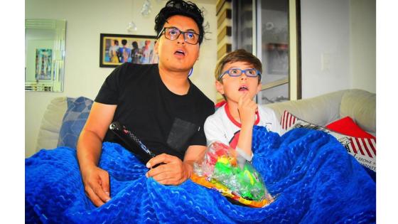 El comendiante colombiano Freddy Beltran se une al #Yomequedoencasa junto a su hijo. 