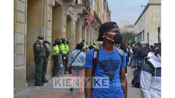 A menos de 12 horas para inicie la cuarentena nacional decretada por el presidente Iván Duque y que durará 19 días, decenas de personas se aglomeraron en la Plaza de Bolívar de Bogotá para exigir un diálogo con la alcaldesa Claudia López.   Foto: Andrés Lozano/ Kienyke.com