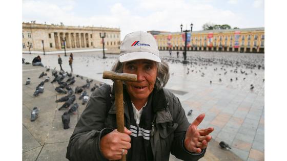 Un grupo de adultos mayores con recursos limitados protestan por la falta de apoyo económico durante la cuarentena en Bogotá. Foto: Juan David Moreno/ Anadolu Un grupo de adultos mayores con recursos limitados protestan por la falta de apoyo económico durante la cuarentena en Bogotá. Foto: Juan David Moreno/ Anadolu