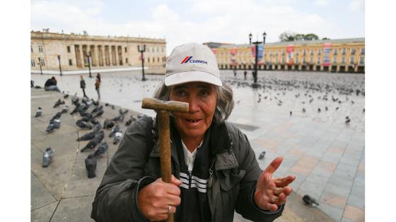 Un grupo de adultos mayores con recursos limitados protestan por la falta de apoyo económico durante la cuarentena en Bogotá.  Foto: Juan David Moreno/ Anadolu