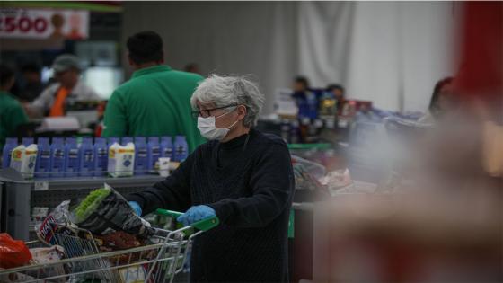 La población general teme la escasez de alimentos, pero los supermercados indican que "hay suficiente para todos".  Foto: Juancho Torres/ Anadolu