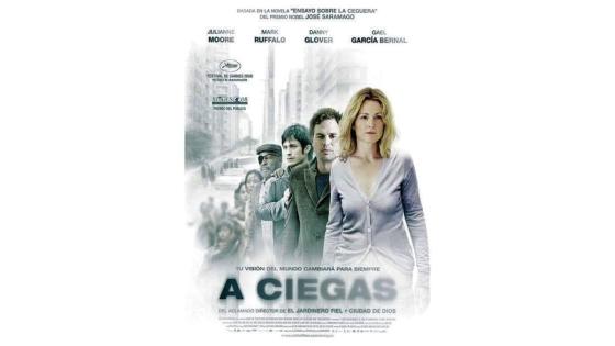 A ciegas: Los sobrevivientes de un planeta deben evitar encontrarse cara a cara con una entidad que toma la forma de sus peores temores A ciegas: Los sobrevivientes de un planeta deben evitar encontrarse cara a cara con una entidad que toma la forma de sus peores temores