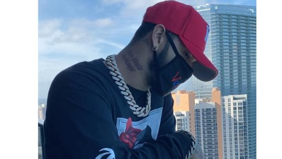 Anuel compartió un video en sus redes sociales gritando desde su balcón su frustración por el Coronavirus.