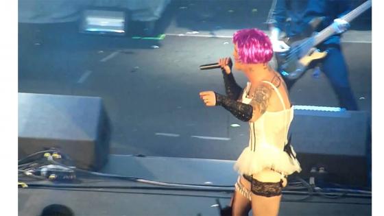 El vocalista de Slipknot Corey Taylor salió disfrazado de mujer en una de sus presentaciones con la agrupación Stone Sour.