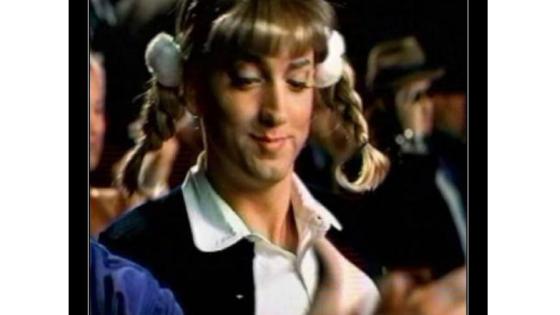 El rapero Eminem hace una parodia vestido como Britney Spears en su video The Real Slim Shady. El rapero Eminem hace una parodia vestido como Britney Spears en su video The Real Slim Shady.