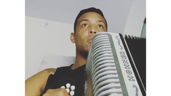 El delantero colombiano Luis Muriel aprovecho la cuarentena para retomar sus clases de acordeón.