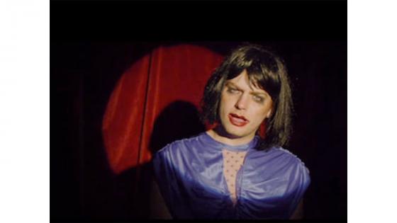 Mac Demarco también aparece en su video My Kind of Woman vestido de mujer.