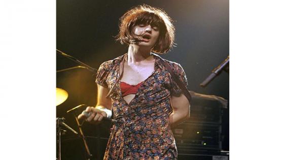 El cantante Pete Doherty también decidió salir al escenario vestido de mujer en una de sus presentaciones con The Libertines.