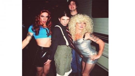 La agrupación Red Hot Chilli Peppers y algunos integrantes de Nirvana durante una presentación en el año 1993.