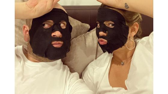 La pareja de comediantes Ricardo Quevedo y Liss Pereira compartió esta divertida imagen con la frase : " Aislados pero regios"
