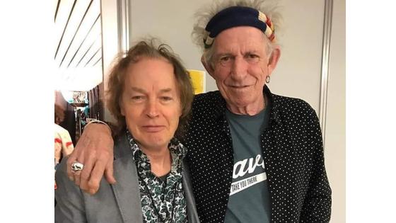 Sus movimientos enérgicos en el escenario y los sonidos que produce, lo hacen ser considerado por muchos como una de las leyendas del rock. Sus movimientos enérgicos en el escenario y los sonidos que produce, lo hacen ser considerado por muchos como una de las leyendas del rock.