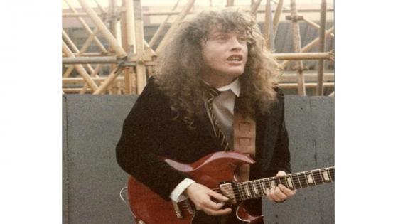 Young y su particular forma de tocar guitarra lo convirtieron en influencia de bandas como Guns N' Roses.
