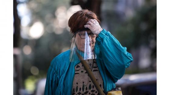 Una mujer usa una máscara improvisada, el 8 de abril de 2020, en Buenos Aires (Argentina). Ante la necesidad de usar tapabocas o mascarillas para evitar el contagio de coronavirus, y la escasez debido a la alta demanda, los ciudadanos han recurrido a la creatividad para suplir estos elementos básicos. EFE/ Juan Ignacio Roncoroni